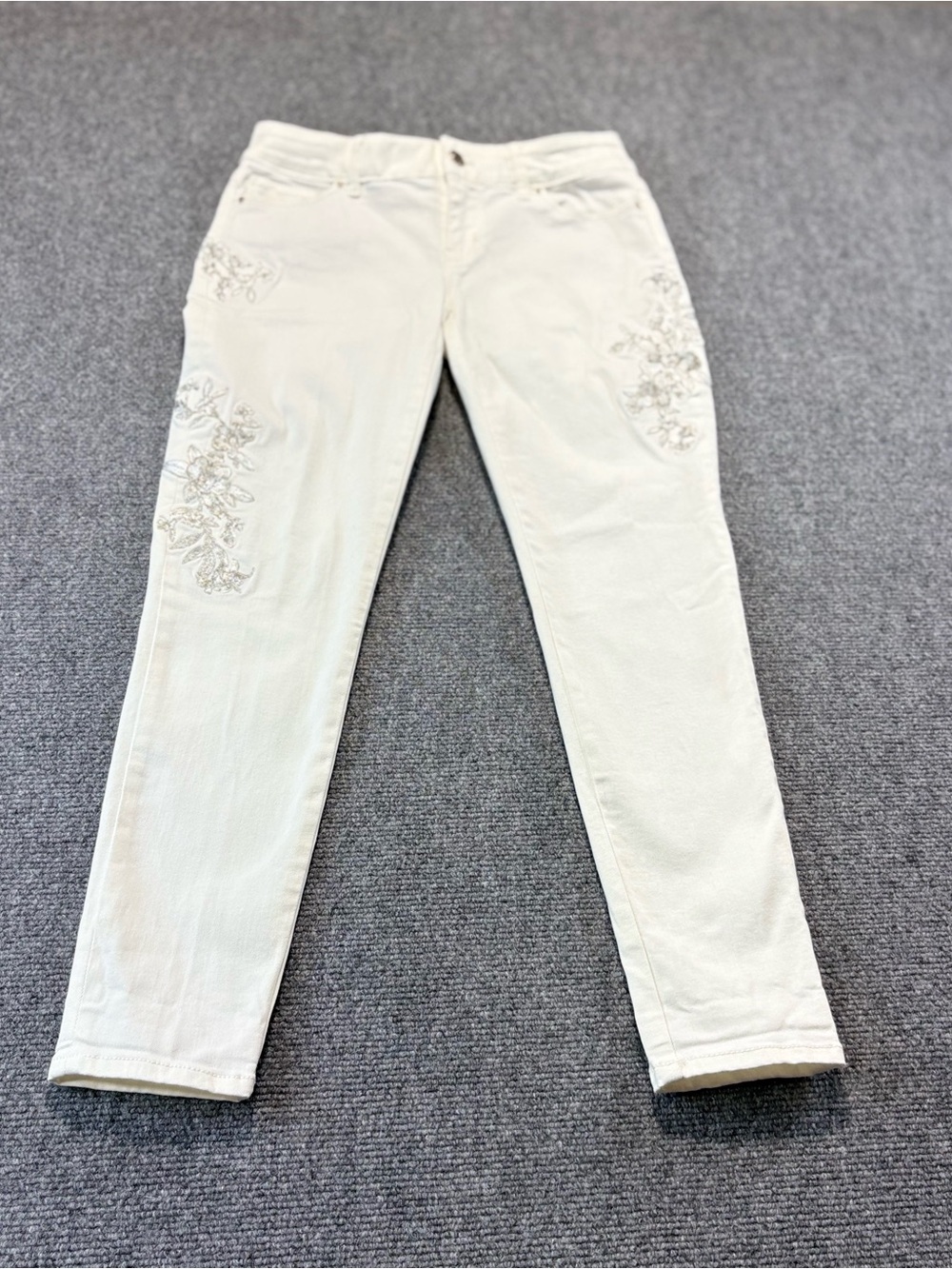 WHITE HOUSE BLACK MARKET TIE
SKINNY CROP White Sz 2 P
Embroidered Flowers